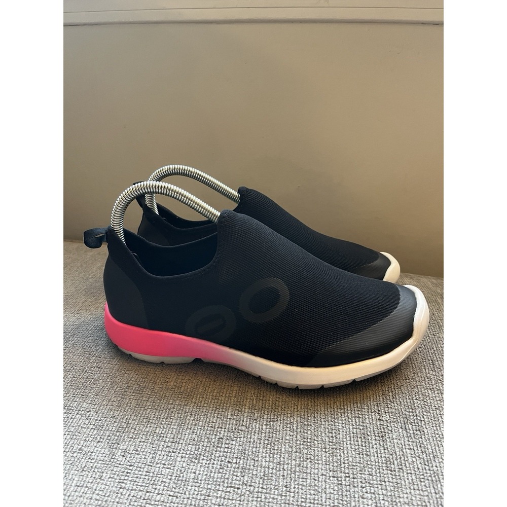 OOFOS OOMG SPORT slip-on shoes in black with pink accents. Size 9.
